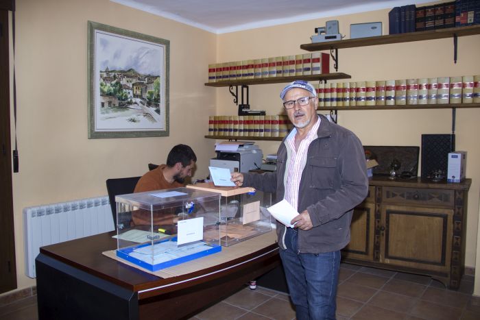J Manuel Ramos votando