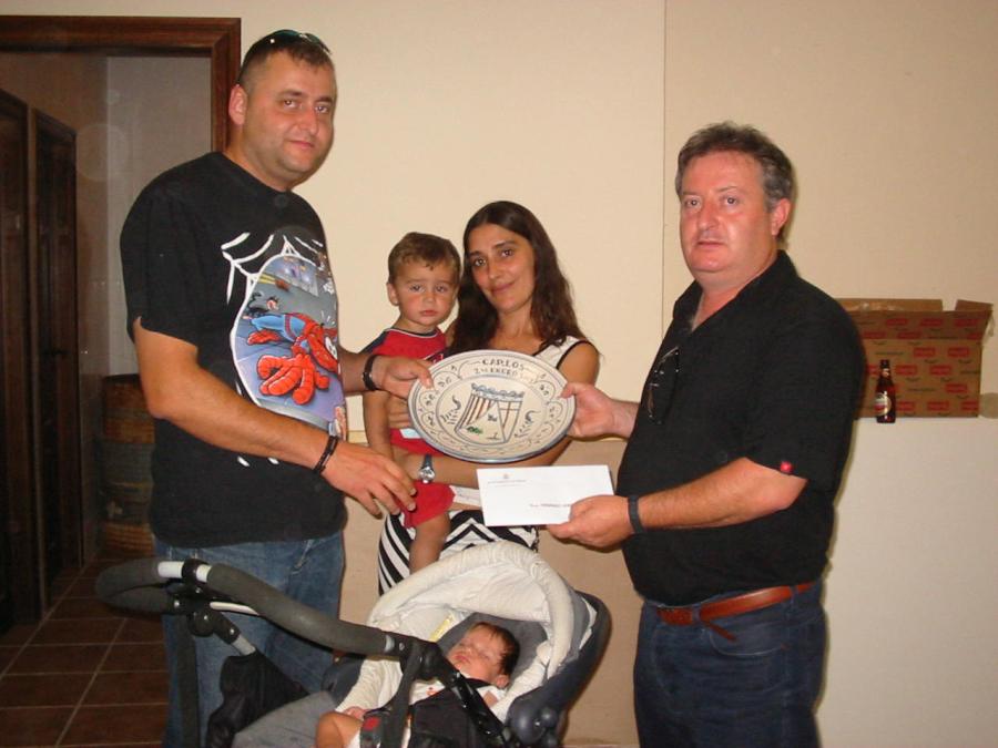 El Alcalde entregando un obsequio a la joven pareja Bezana y a sus hijos