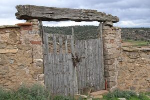 Puerta en un corral al lado del  Caloncho