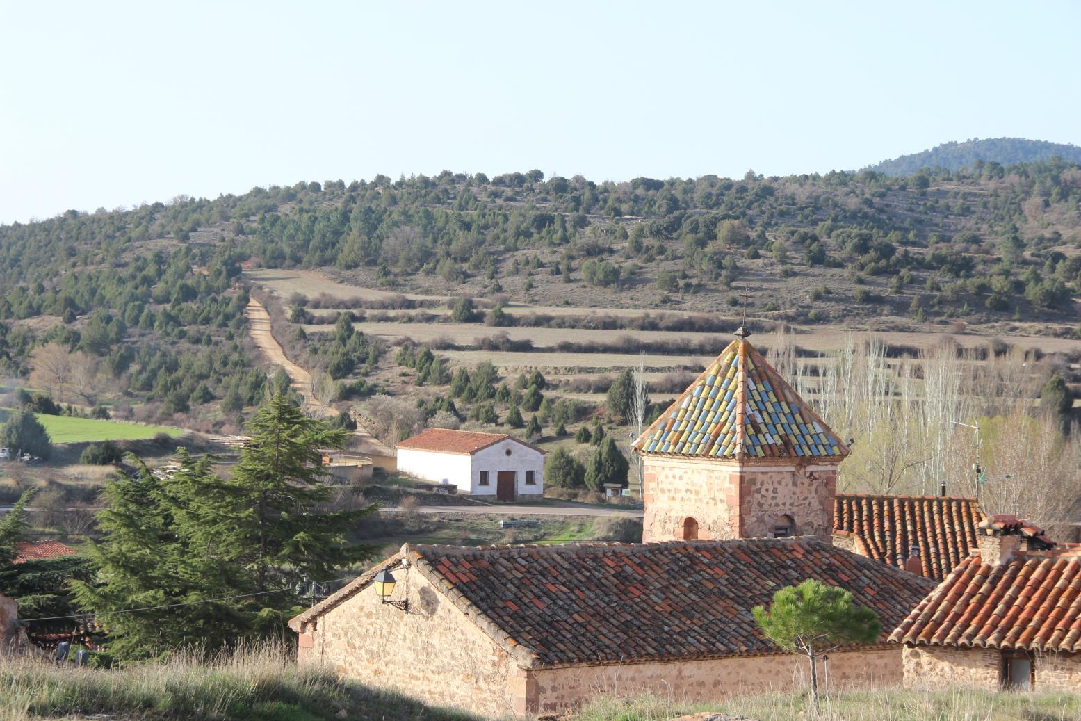 Vista del Toconar con la iglesia en primer plano
