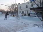 Cortando los bloques de hielo para hacer la Ciudad de Hielo